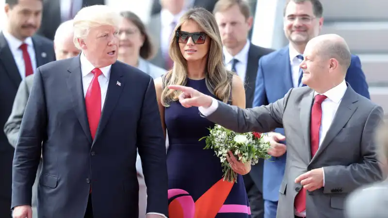 DONALD E MELANIA TRUMP OLAF SCHOLZ 