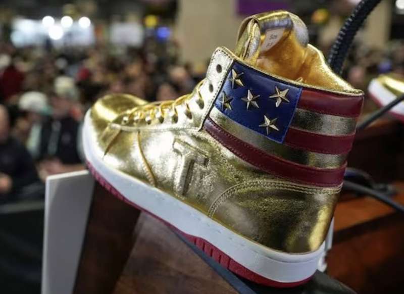 donald trump presenta le sue scarpe 1