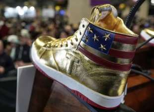 donald trump presenta le sue scarpe 1