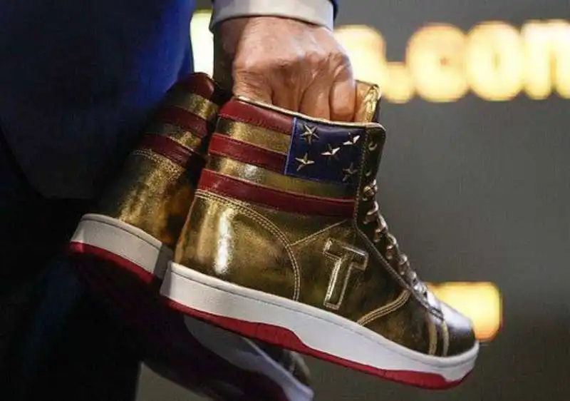 donald trump presenta le sue scarpe   4