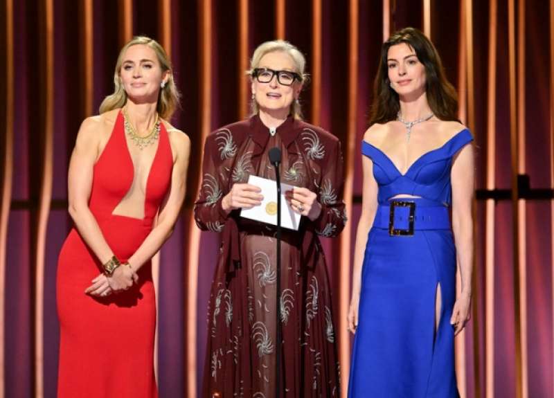 emily blunt meryl streep anne hathaway reunion del diavolo veste prada sag awards 2024