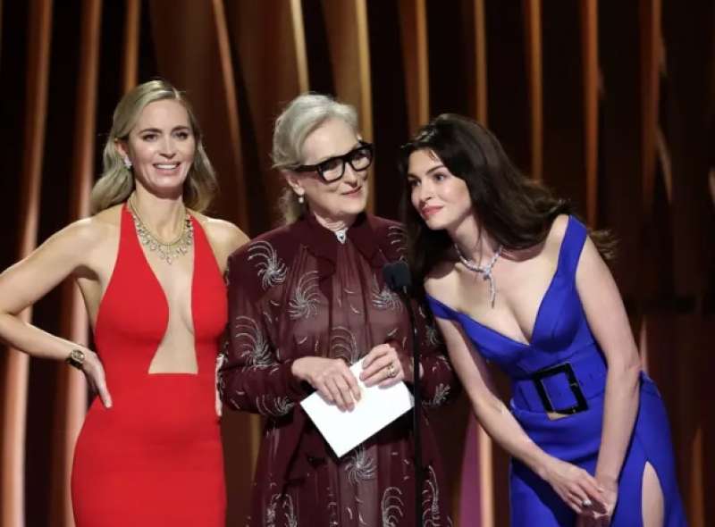 emily blunt meryl streep anne hathaway reunion del diavolo veste pradasag awards 2024