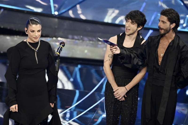 emma marrone con i santi francesi seconda serata sanremo 2024