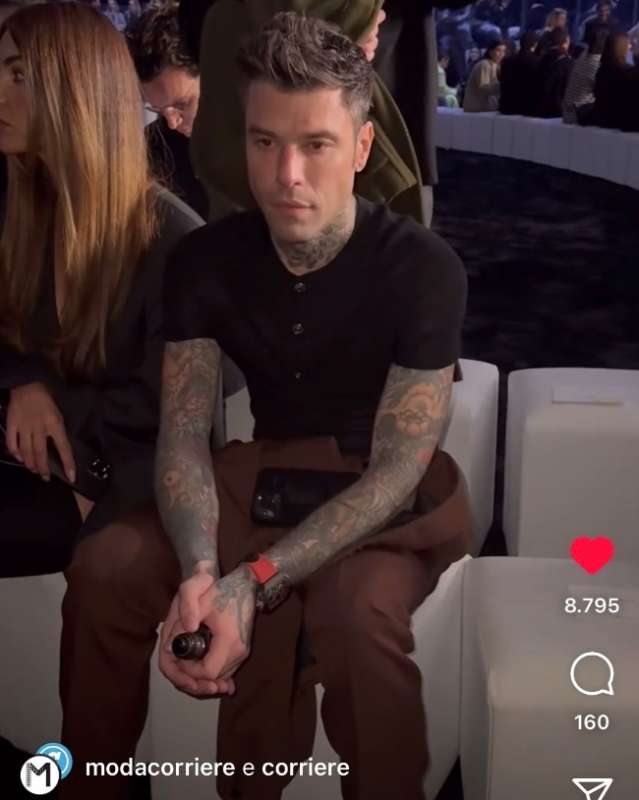 fedez alla sfilata di donatella versace dopo la rottura con chiara ferragni 1