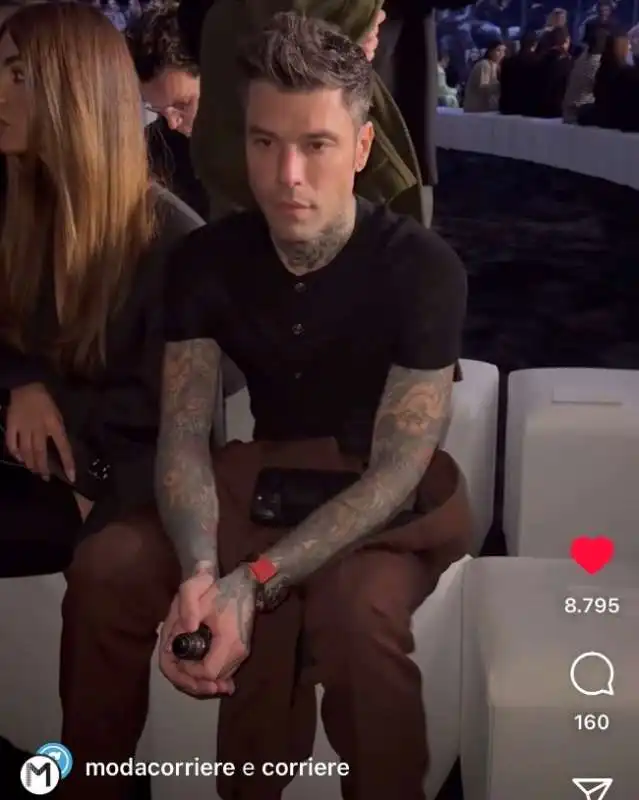 fedez alla sfilata di donatella versace dopo la rottura con chiara ferragni    1