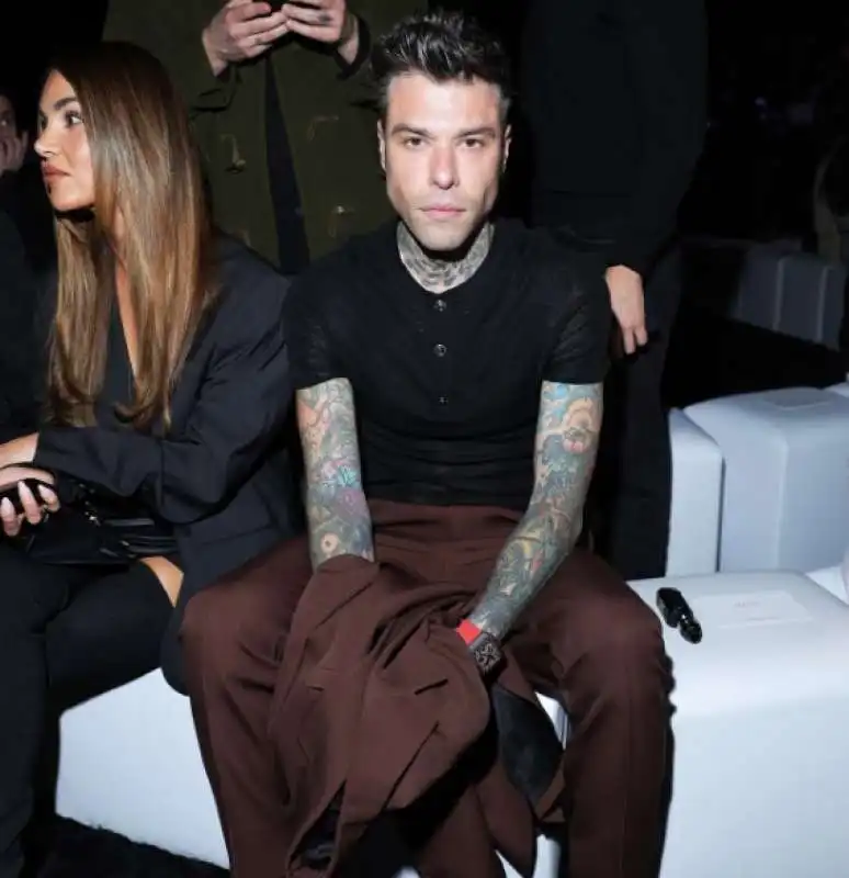 fedez alla sfilata di donatella versace dopo la rottura con chiara ferragni    11