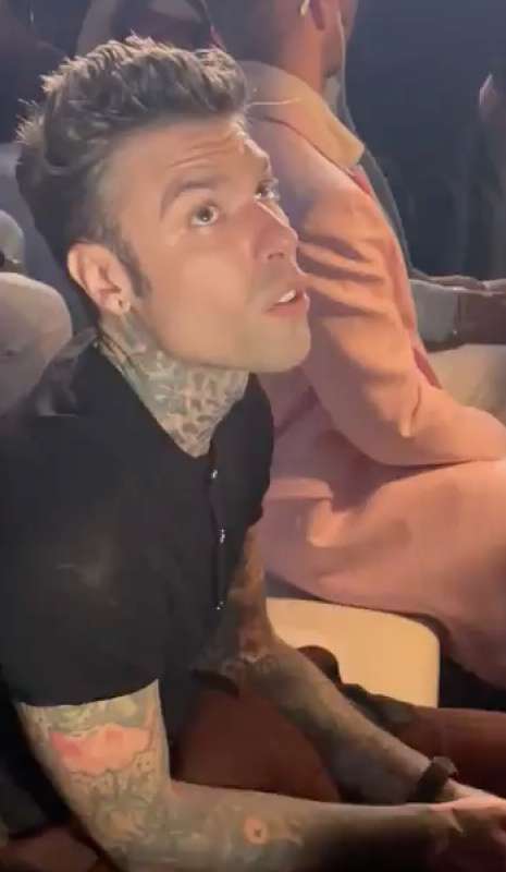 fedez alla sfilata di donatella versace dopo la rottura con chiara ferragni 7