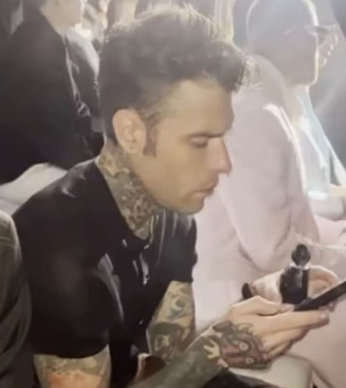 fedez alla sfilata di donatella versace dopo la rottura con chiara ferragni 9