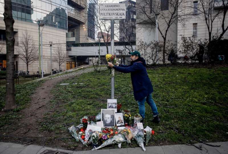 fiori per navalny a milano 4