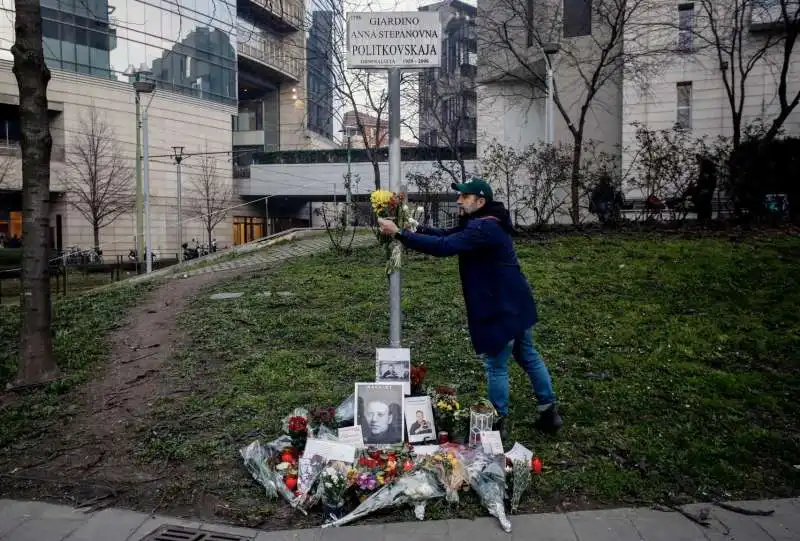 fiori per navalny a milano   4