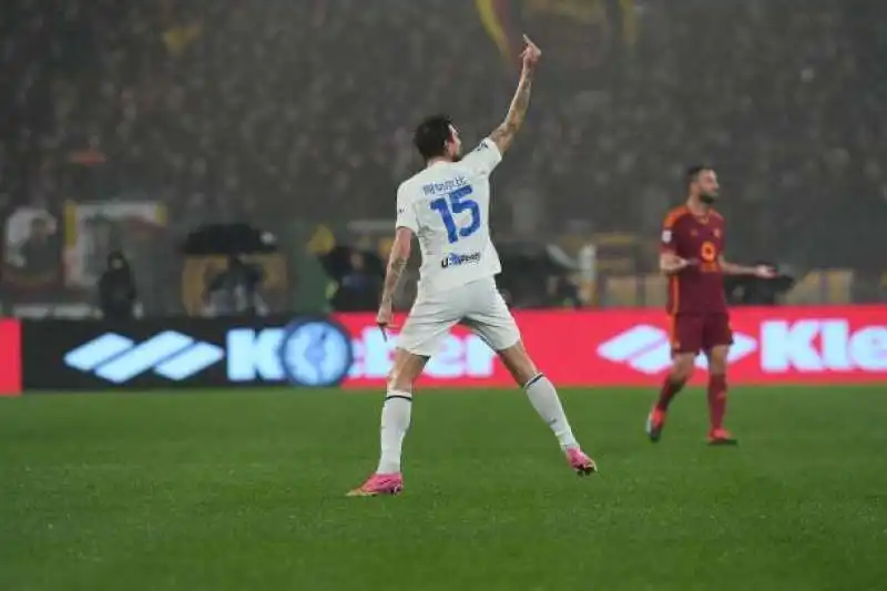 francesco acerbi fa il dito medio ai tifosi della roma 3