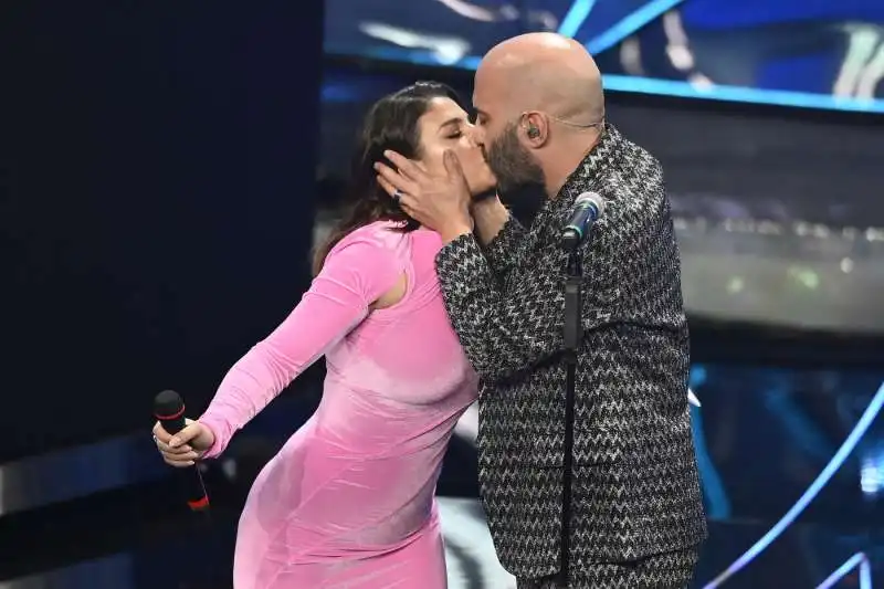 giuliano sangiorgi bacia emma marrone   terza serata sanremo 2024   