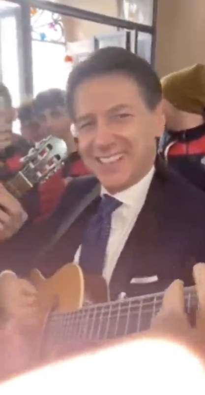 giuseppe conte suona la chitarra in sardegna 2