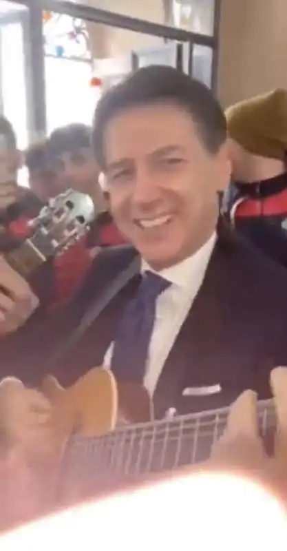 giuseppe conte suona la chitarra in sardegna   2