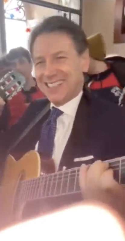 giuseppe conte suona la chitarra in sardegna 3