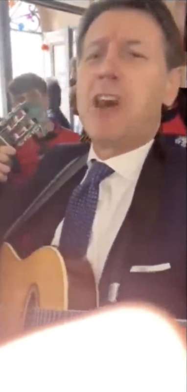 giuseppe conte suona la chitarra in sardegna 4