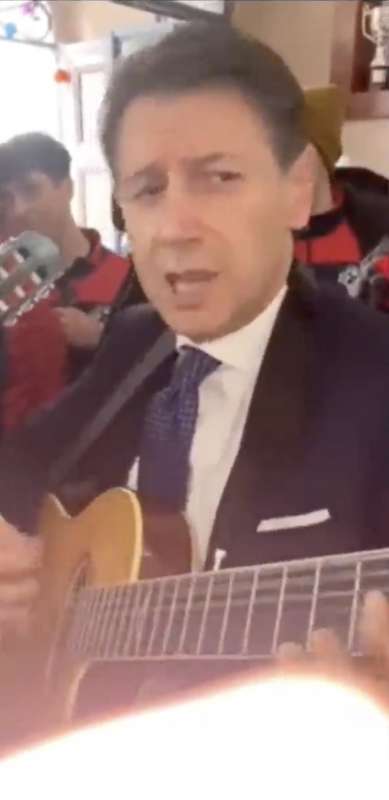 giuseppe conte suona la chitarra in sardegna 5