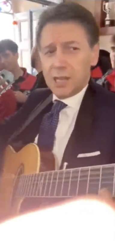 giuseppe conte suona la chitarra in sardegna 6