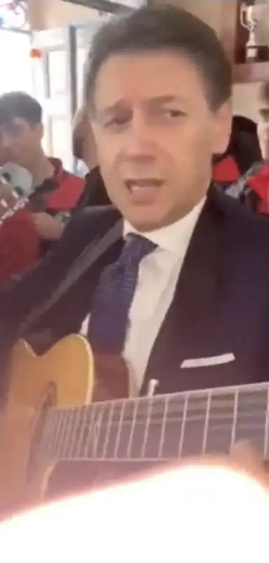 giuseppe conte suona la chitarra in sardegna   6