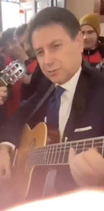 giuseppe conte suona la chitarra in sardegna 7