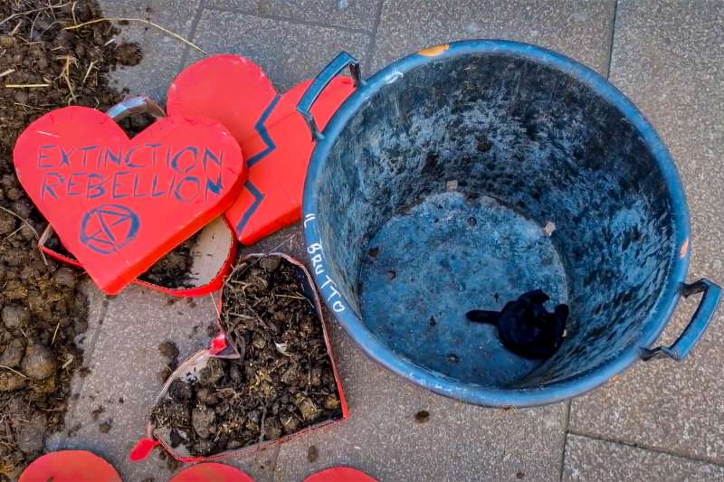 gretini protestano fuori dal pirellone a milano 1