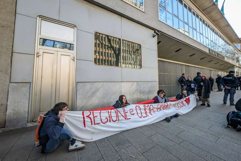 gretini protestano fuori dal pirellone a milano 2