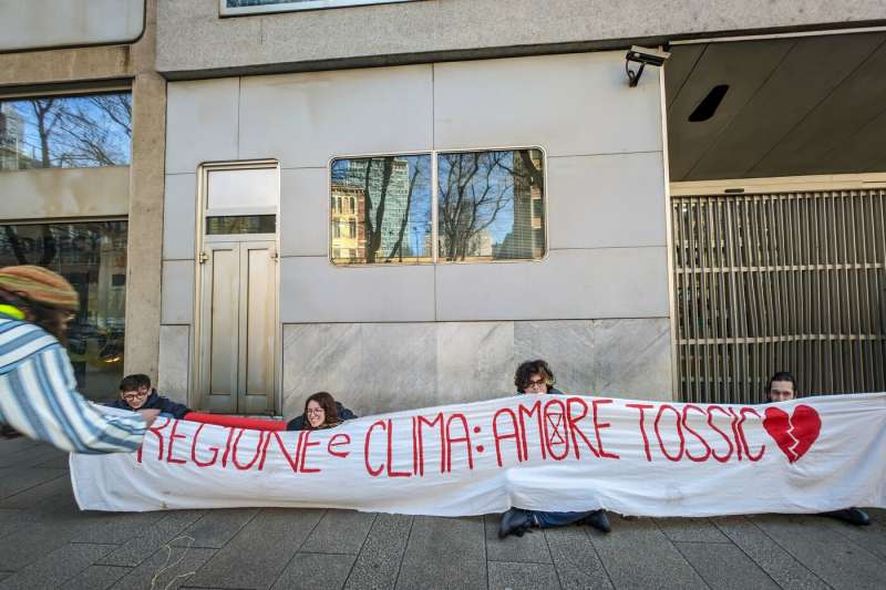 gretini protestano fuori dal pirellone a milano 3