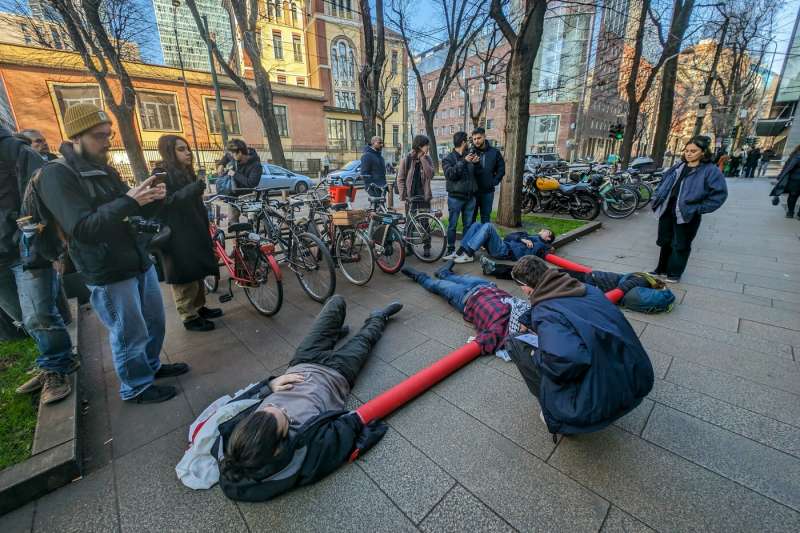 gretini protestano fuori dal pirellone a milano 5