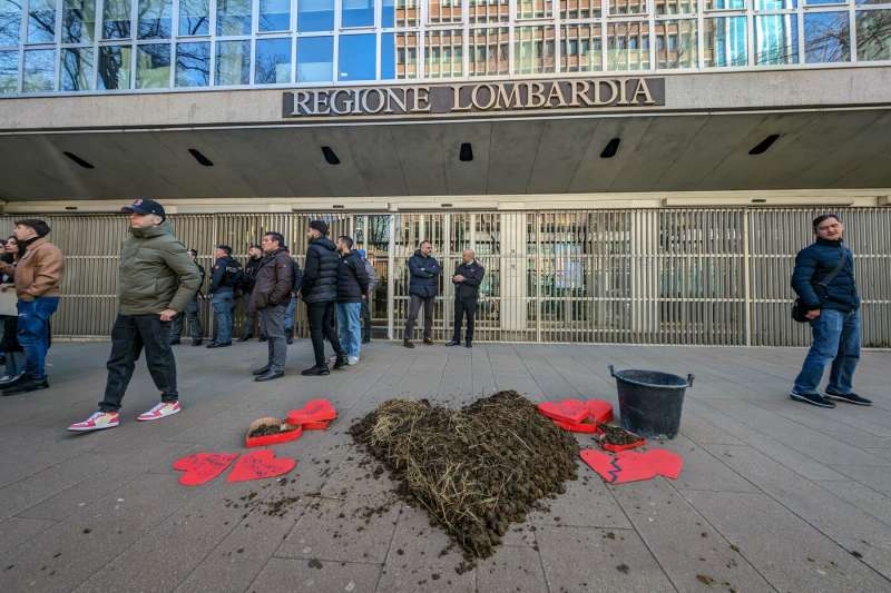 gretini protestano fuori dal pirellone a milano 7