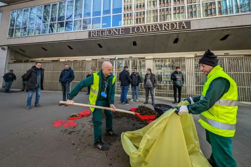 gretini protestano fuori dal pirellone a milano   8