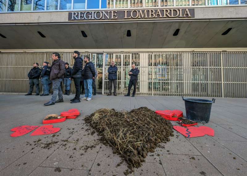 gretini protestano fuori dal pirellone a milano 9