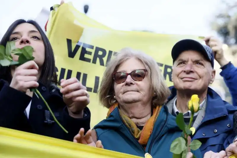 i genitori di giulio regeni e la sorella irene manifestano a roma prima dell'inizio del processo sulla morte del figlio   1