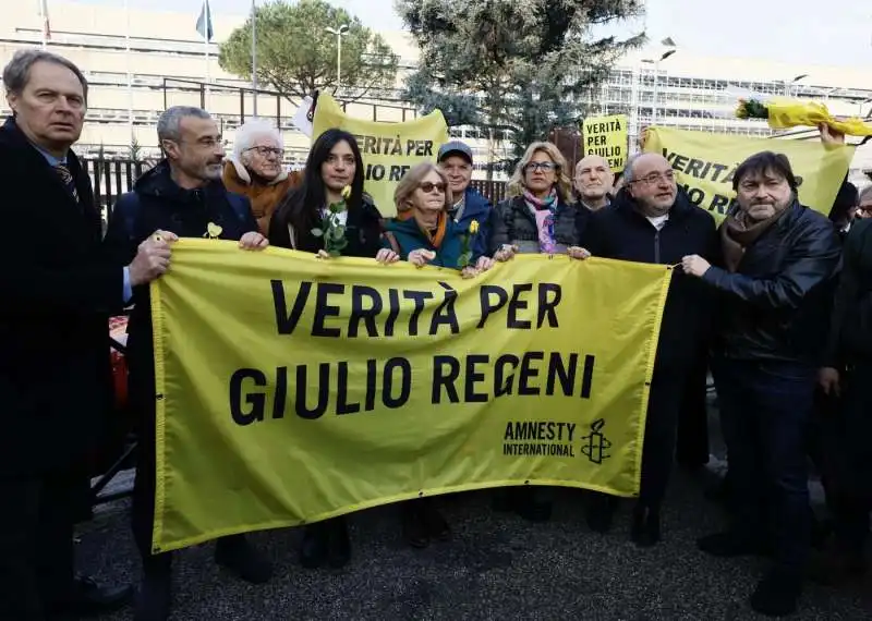 i genitori di giulio regeni e la sorella irene manifestano a roma prima dell'inizio del processo sulla morte del figlio   2