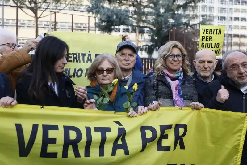 i genitori di giulio regeni e la sorella irene manifestano a roma prima dell'inizio del processo sulla morte del figlio   3