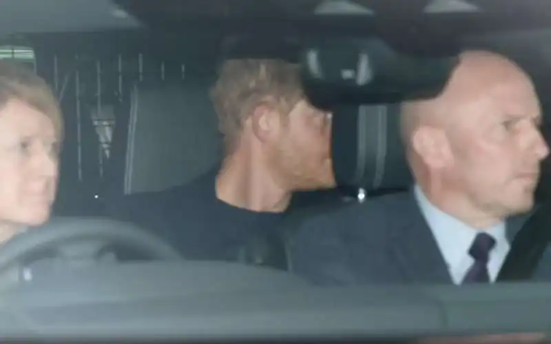 il principe harry arriva a londra dopo al diagnosi di re carlo