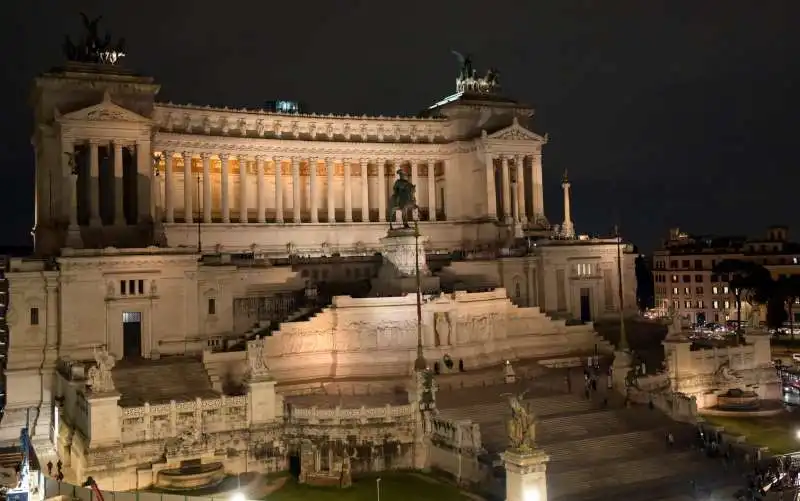 il vittoriano visto dalla terrazza di civita  foto di bacco