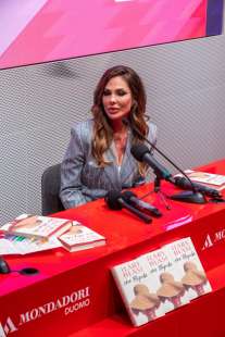 ilary blasi presentazione libro che stupida 15