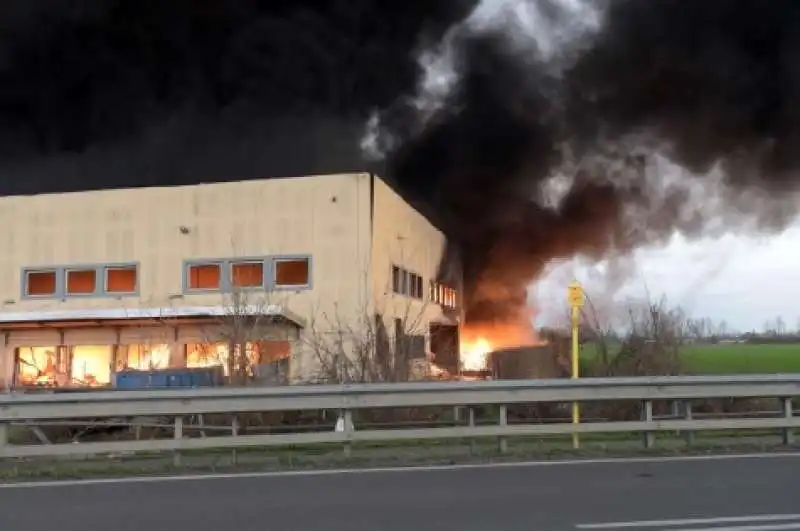 incendio a milano  