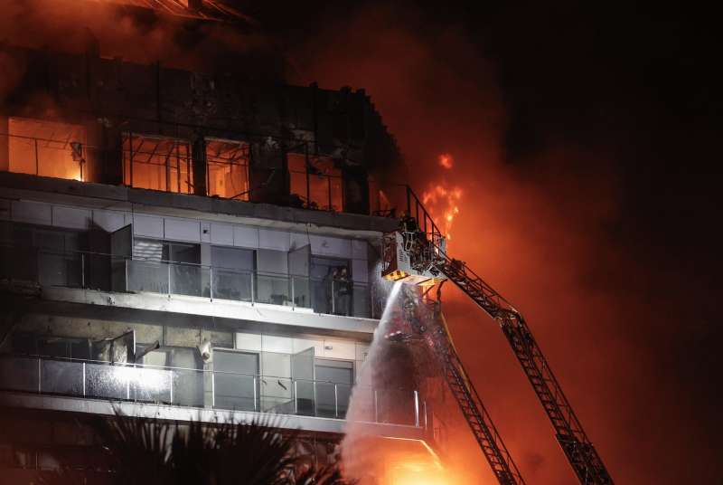 incendio distrugge un palazzo a valencia 1