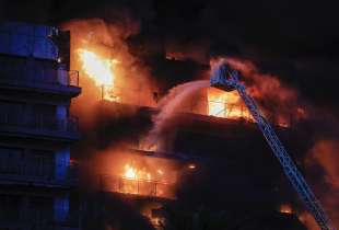 incendio distrugge un palazzo a valencia 2