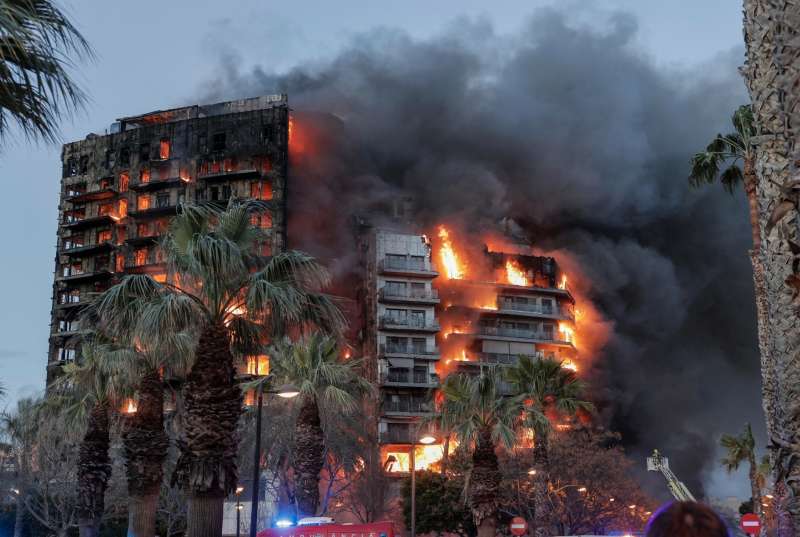 incendio distrugge un palazzo a valencia 3