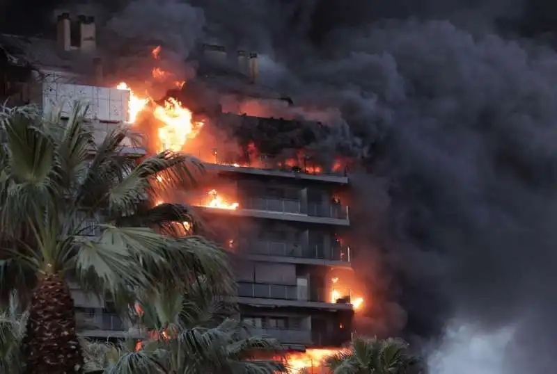 incendio distrugge un palazzo a valencia   4