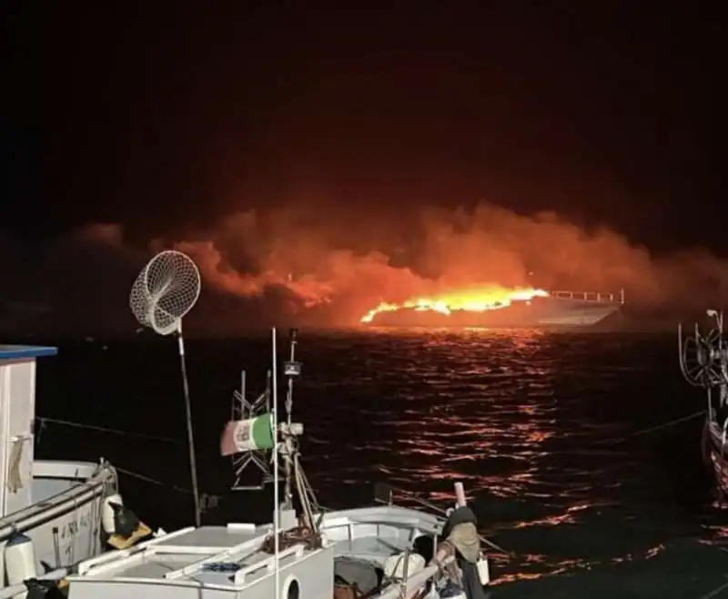 incendio nel porto del circeo   2