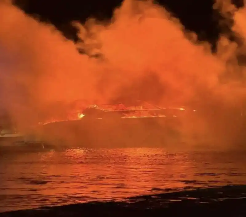 incendio nel porto del circeo   3