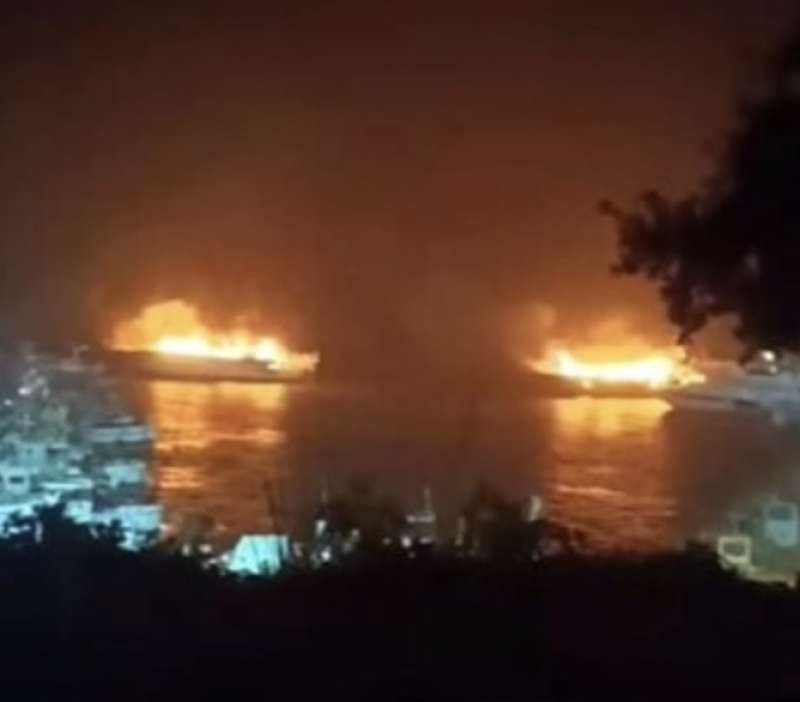 incendio nel porto del circeo 4