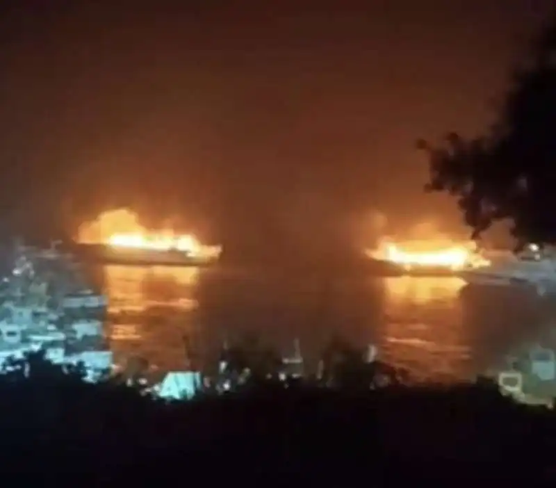 incendio nel porto del circeo   4