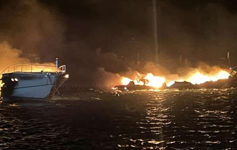 incendio nel porto del circeo 5