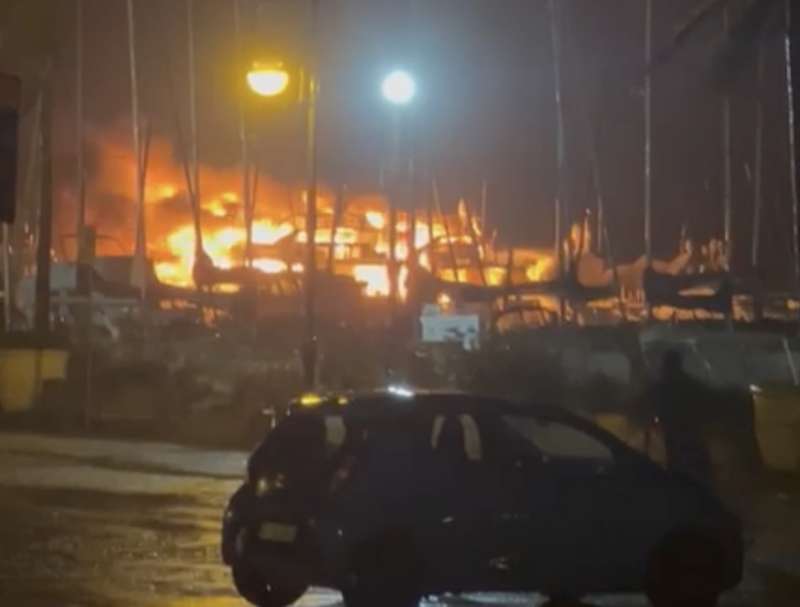 incendio nel porto del circeo 7