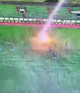 indonesia calciatore morto dopo essere colpito da un fulmine in campo 1