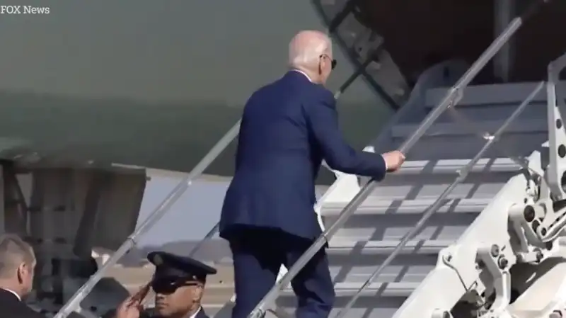 joe biden inciampa mentre sale le scalette dell air force one 1